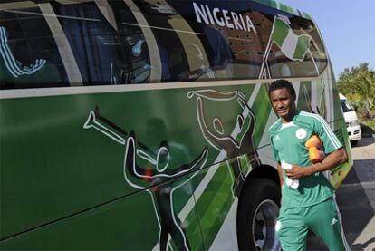 Mikel desciende del autobús de Nigeria antes de comenzar una jornada de entrenamientos