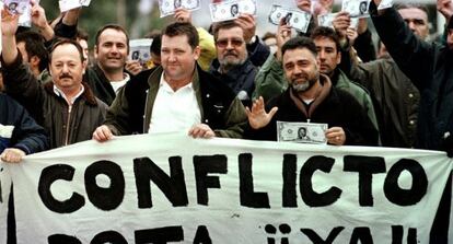 Varios trabajadores de la base de Rota, durante una manifestaci&oacute;n en 2001.