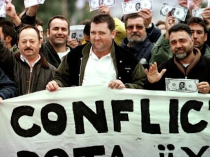 Varios trabajadores de la base de Rota, durante una manifestaci&oacute;n en 2001.