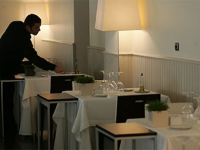 Comedor del restaurante Fagollaga, en Hernani. Abajo, sardinas con granizado de manzana y guisantitos.