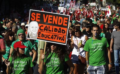 Marcha en protesta por los recortes del Gobierno,  En la imagen  profesores y alumnos vestidos con la famosa camiseta  verde manifest&aacute;ndose por las calles de Madrid.