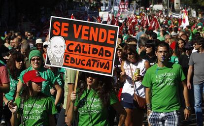 Marcha en protesta por los recortes del Gobierno,  En la imagen  profesores y alumnos vestidos con la famosa camiseta  verde manifest&aacute;ndose por las calles de Madrid.