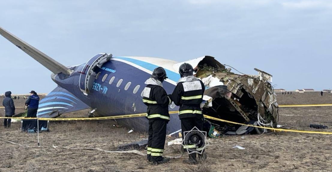 Ucrania asegura que el siniestro del avión que se estrelló en Kazajistán se produjo por un ataque ruso