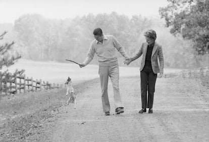 24 de octubre de 1980. El candidato a la presidencia de los Estados Unidos Ronald Reagan y su mujer Nancy juegan con su perro en su vivienda en Virginia.