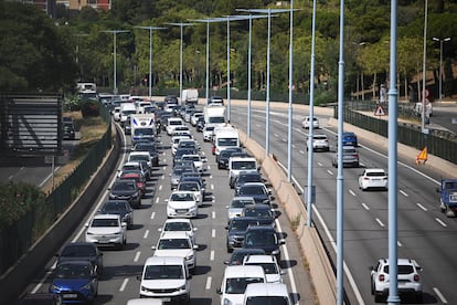 Tráfico por la operación policial, para localizar al expresidente de Generalitat, en una carretera de Barcelona.