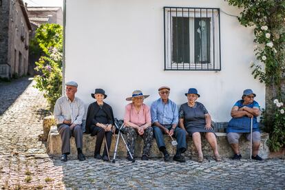 Varios vecinos en una de las calles del pueblo portugués de Monsanto.