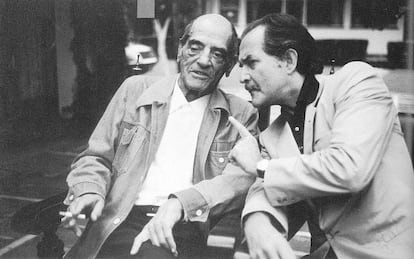 Carlos Fuentes (derecha) charla con Luis Buñuel en México (1979), en una foto del libro 'Pantallas de plata'.