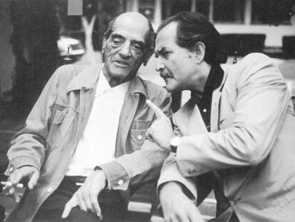Carlos Fuentes (derecha) charla con Luis Buñuel en México (1979), en una foto del libro 'Pantallas de plata'.