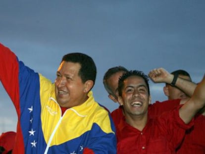 Robert Serra junto al fallecido Hugo Ch&aacute;vez en 2010. 