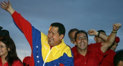 Robert Serra junto al fallecido Hugo Ch&aacute;vez en 2010. 