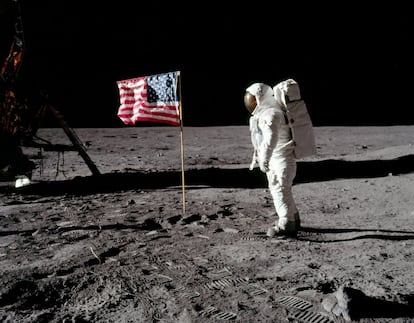 El astronauta Buzz Aldrin, posa para una fotografía junto a la bandera estadounidense clavada en la Luna, el 20 de julio de 1969.