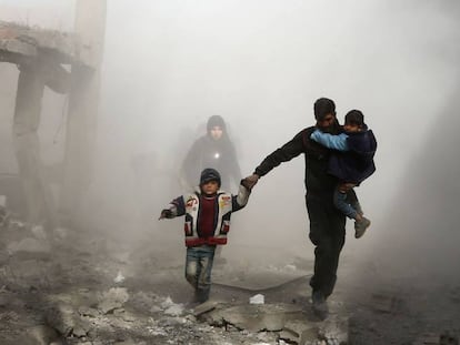 Civiles sirios huyen de los bombardeos, el jueves en Jisrin (Guta Oriental).