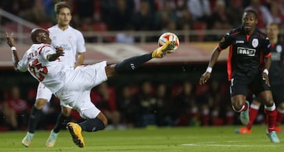 M'Bia golpea el balón.