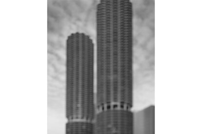 <b>Hiroshi Sugimoto.</b> Marina City (Chicago), 2001. Las dos torres de Marina Bay, en Chicago, son conocidas popularmente como <i>The corn cops</i>, las mazorcas de maíz. Arquitecto: Bertrand Goldberg, 1964.