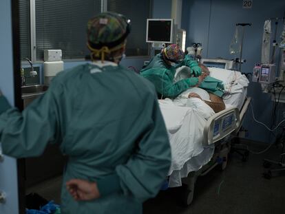 Varios sanitarios atienden a un paciente con covid en la UCI del hospital Sant Pau de Barcelona.