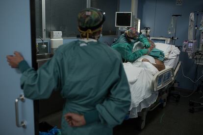 Dos sanitarios atienden a un paciente con covid-19 en la UCI del Hospital Sant Pau de Barcelona