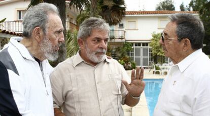 El presidente de Brasil, Luiz Inácio Lula da Silva, entre Fidel y Raúl Castro.