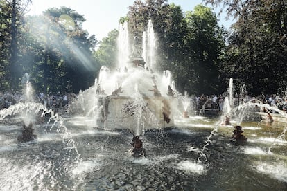 La fuente de las Ranas representa el castigo por las acciones cometidos a Latona y sus hijos, Apolo y Diana. Júpiter transformó a los campesinos en ranas.