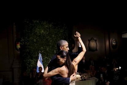Barack Obama baila un tango durante una cena de Estado ofrecida, en Buenos Aires, por el presidente de Argentina, Mauricio Macri, como parte de la visita de dos días del presidente de EE UU a Argentina.