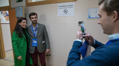 Rocío Monasterio, líder de Vox en la Comunidad de Madrid, se hace una foto junto a un interventor del PP en un colegio electoral madrileño, durante la jornada electoral. 