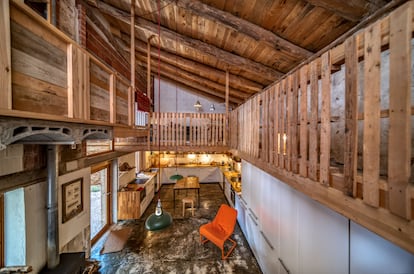 Vista de la cocina, el comedor y la sala de estar de la antigua majada convertida en una vivienda vacacional por David Sebastián en Jarque de la Val.