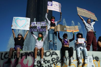 Manifestantes con carteles en la marcha del 8M en Ciudad de México.