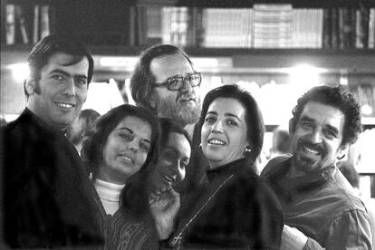 Fotografía de varios escritores latinoamericanos, de izquierda a derecha: Mario Vargas Llosa, su mujer Patricia Llosa; José Donoso, su esposa Pilar Serrano; Mercedes Barcha, mujer de Gabriel Garcia Márquez y García Márquez en la ciudad de Barcelona, en una imagen sin fechar, de los inicios de los años setenta.