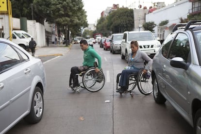 Suele ir acompañado de dos amigos gran parte del trayecto. En la foto aparece con Anabel García, de 33 años.No les queda otra que ir por la carretera, el suelo que pisan los vehículos está mejor conservado que el de los peatones.