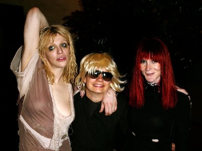 Courtney Love, Savannah Knoop (simulando ser JT LeRoy) y Speedie (la autora Laura Albert) en una fiesta durante la 'fashion week' de New York, en septiembre de 2003.