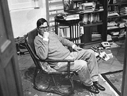 El poeta José Angel Valente. PLANO MEDIO - RETRATO