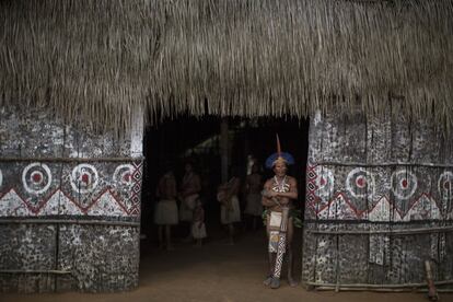 Un hombre en la entrada de una vivienda tradicional en la comunidad indígena Tatuyo, cerca de Manaus (Brasil). Manaus es una de las ciudades que será sede de la Copa del Mundo de Fútbol.