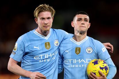 Kevin de Bruyne felicita a Foden, dueño del balón tras su triplete en Brentford, este lunes.