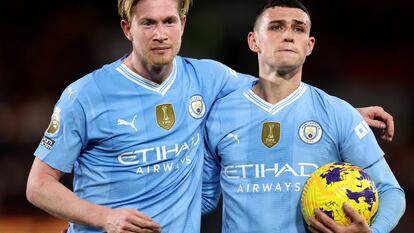 Kevin de Bruyne felicita a Foden, dueño del balón tras su triplete en Brentford, este lunes.