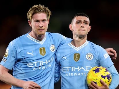 Kevin de Bruyne felicita a Foden, dueño del balón tras su triplete en Brentford, este lunes.