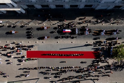 El féretro del expresidente chileno Sebastián Piñera es llevado por guardias de honor a la Catedral de Santiago de Chile tras fallecer en un accidente de helicóptero, el viernes 9 de febrero de 2024. 