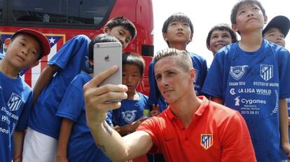 Fernando Torres se hace un 'selfie' con aficionados en Shanghái