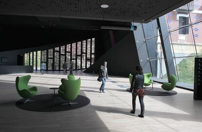 El edificio de nueva planta está adosado al Palacio Aldamar por su fachada oeste. En el espacio central (en la imagen) el visitante encuentra una tienda, una cafetería y una sala polivalente. Las cuatro plantas de los dos edificios conectados ocupan una superficie construida de 9.300 metros cuadrados.