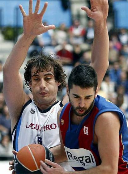 David Doblas cubre al azulgrana Juan Carlos Navarro.