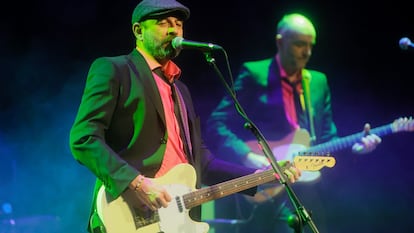Josele Santiago, en primer término, y detrás David Krahe, de Los Enemigos, en su actuación en La Mutant, en Valencia.