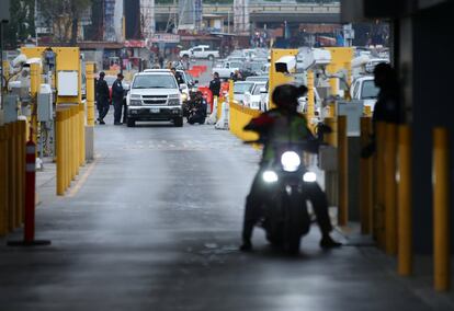 Oficiales de aduanas y patrullas fronterizas de los Estados Unidos inspeccionan un vehículo que entra en los Estados Unidos desde México en el cruce fronterizo de San Ysidro, California (EE.UU).