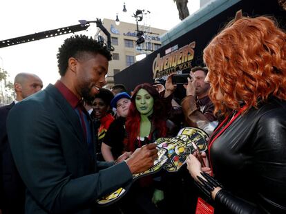 El actor Chadwick Boseman firma autógrafos en el estreno de 'Vengadores: Infinity War', en Los Ángeles en 2018.