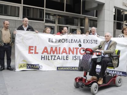 Trabajadores y jubilados afectados por el amianto, con Eusebio Pagola en primer término, durante una concentración de protesta ante el Palacio de Justicia de Bilbao.