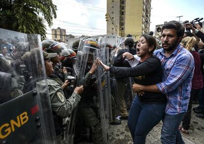 La diputada de la oposición venezolana Amelia Belisario (C) discute con soldados de la Guardia Nacional frente al Tribunal Supremo de Justicia, en Caracas.