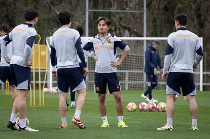 Takefusa Kubo, segundo máximo goleador del equipo, en un entrenamiento, el día antes del partido entre la Real Sociedad y el PSG.