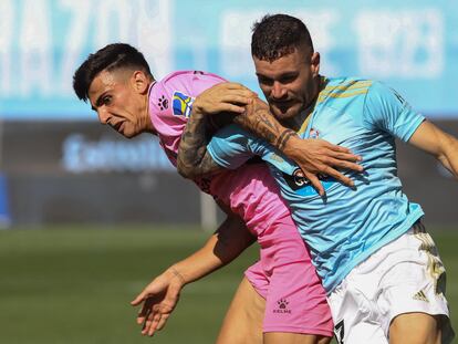 VIGO (PONTEVEDRA), 13/08/2022.- El defensa del Celta de Vigo, Javi Galán (d), disputa el balón ante el centrocampista del Espanyol Rubén Sánchez (i), en el partido de la primera jornada de Liga celebrado en el estadio Balaídos de Vigo. EFE/Salvador Sas
