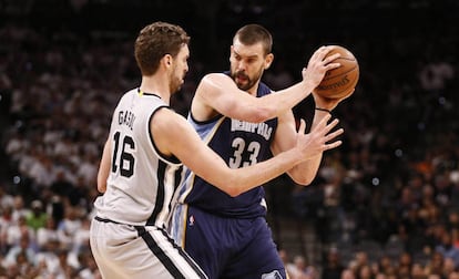 Pau Gasol intenta frenar a su hermano Marc.