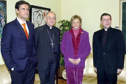 Fernández de la Vega y López Aguilar posan con Fernando Sebastián y Martínez Camino en el palacio de La Moncloa.