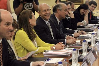 El ministro de Educaci&oacute;n, Jos&eacute; Ignacio Wert, en la reuni&oacute;n con los consejeros del ramo. /  Kiko Huesca (Efe)