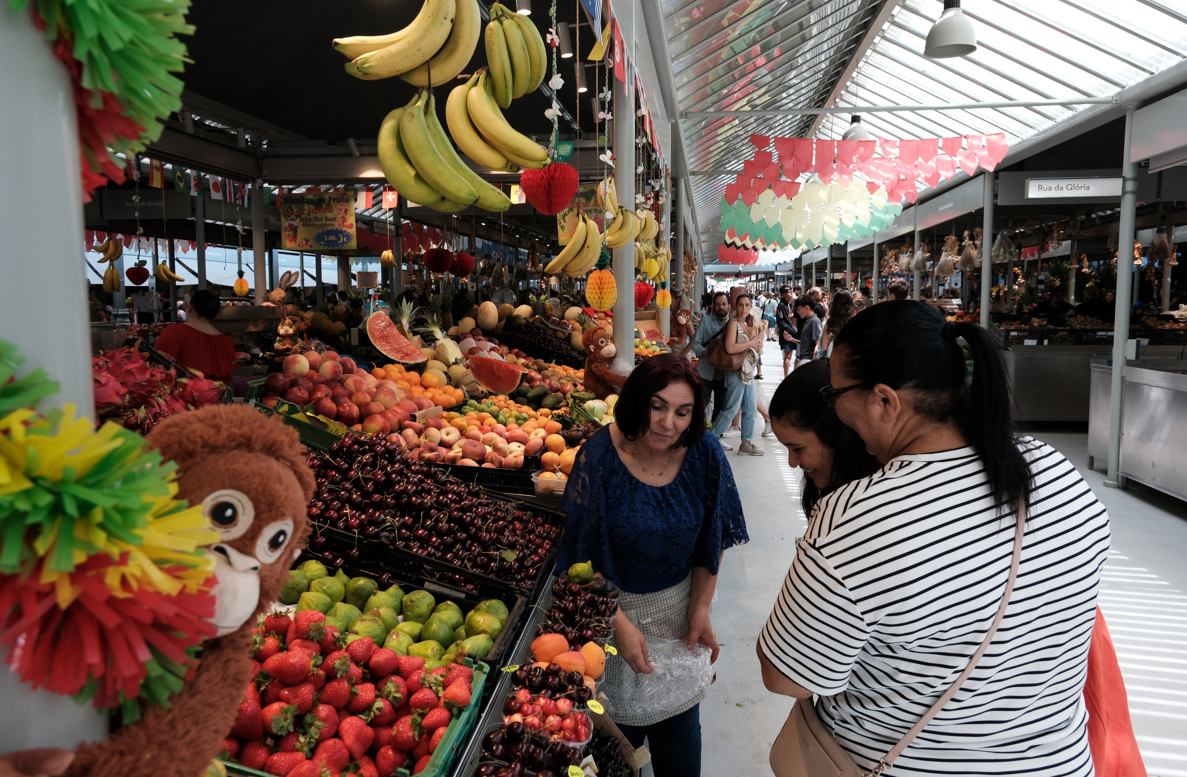 Una vendedora en el Mercado do Bolhao, en Oporto. 