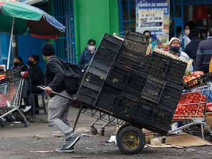 Un hombre jala un carro de carga repleto de cajas vacías, en el Mercado Central de Santiago (Chile), en una imagen de archivo.